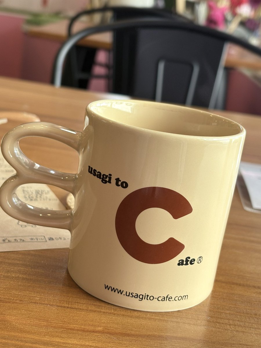 お勧めしていただいたうさぎカフェに寄ってみました✨
今日はふれあいはしないけど、どんな感じかなーと！
このマグ、cafeのCを尻尾にしてるのセンス良すぎ💖