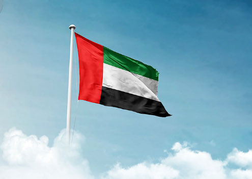 refesassaf44's tweet photo. بئر الإمارات الناضحة خيرا.. ومواقف المثقفين العرب  

بين قمح الوفاء والنبالة والأمانة.. وزؤان الغدر واللاوفاء والحقد 

 إن الوفاء لطبع.. وإن المواقف وحوادث الليالي لاختبارات ومحطات فاصلة، تغربل وتفرز فتكشف أقماح طبائع النبالة والشهامة والأمانة أو  زؤان الغدر واللؤم والحقد. 
  ووالله ليس أجدر وأنسب من هذي الأيام، كي نختبر ونتبين توزعات وتجليات هذي الأحوال والروائز  لدى شرائح مثقفينا العرب المقيمين في الإمارات الحبيبة، التي تتعرض لعدوان سافر مقيت. فأين غالبية هؤلاء من وقفة الضمير التي تفترض أن نؤدي الواجب المتجسد بكلمة الحق واقتضاء المنافحة عن البلد المضياف المتسامح؟ أينهم من وقفة القيم والعروبة التي تلزمهم برد الجميل لبلد احتضنهم وآواهم هم وعوائلهم، حين لفظتهم بلدانهم؟
لعمري، إن هذي الأيام لفاصلة تبرز فيها لآلئ المروءة في نفوس وأخلاق بعضنا، بينما تظهر طبائع الغدر واللاوفاء والكراهية لدى آخرين.
في أمثالنا الشعبية، نعيب ونخزي من ��شرب من بئر ويرميها بحجر أو لا يبادر ليحميها وينتصر لها حين المحن، وهي التي روته وأسعفته وأحيته، فكيف إذا عندما تكون هذي البئر فياضة بالبركة والجود والمحبة، كما حال الإمارات ؟
  وليستح ويخجل كل حاقد شامت، وصامت، يصطف في الجهة الأخرى، أو يتشفى بخبث وسكون، بينما هو يعيش في الإمارات ويأكل من خيرها ويتفيأ في ظلال نعمها.. إنها أوقات نصوع الأخلاق…وإنه لأوان سطوع نجوم المروءة …
لله درك يا أبا تمام، فكم تحق وتليق أبياتك ومراميك، ونحن في هذا المقام وهذي الظروف :

يَعيشُ المَرءُ ما اِستَحيا بِخَيرٍ
                 وَيَبقى العودُ ما بَقِيَ اللِحاءُ
فَلا وَاللَهِ ما في العَيشِ خَيرٌ
                  وَلا الدُنيا إِذا ذَهَبَ الحَياءُ
إِذا لَم تَخشَ عاقِبَةَ اللَيالي
              وَلَم تَستَحيِ فَاِفعَل ما تَشاءُ
لَئيمُ الفِعلِ مِن قَومٍ كِرامٍ
               لَهُ مِن بَينِهِم أَبَداً عُواءُ