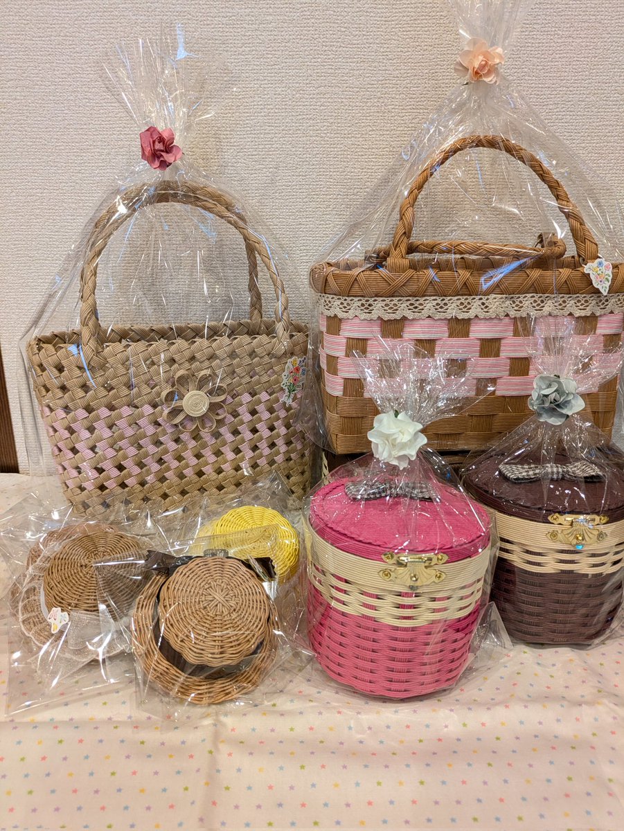 Kiana_choco's tweet photo. 明日の春コミに委託出品します😊
ぬい用で「カゴ付き花束コースター」「お花コースター」「カンカン帽」
クラフト作家として「小さめかごバッグ」「蓋つき小物入れ」「ハートの小物入れ」を委託します♪スペースの都合で全ては並べませんが、写真の中で気になるものがあればお声がけくださいね♪ https://t.co/dtDuvvg2LD