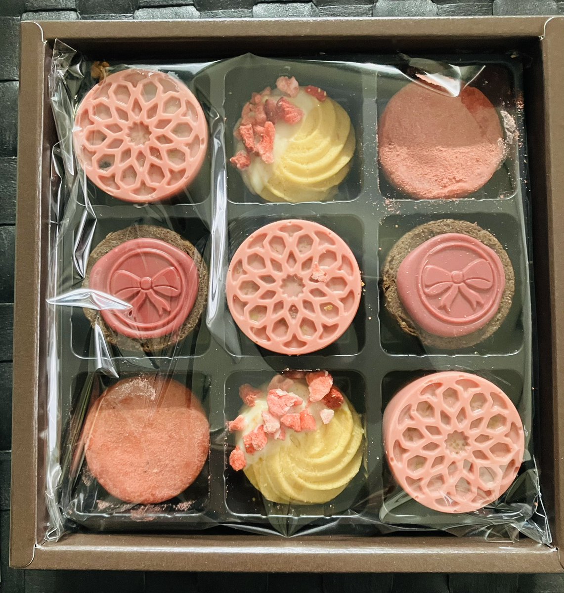 続きましてぇ〜

泉屋さんのウルトラクッキーが無くなりましたのでぇ（二缶全て食べた）

選手入場

#AtelierAnniversary さまの　#プティデコクッキー　でござます

なんかもう可愛くてたまらんね

お菓子ばっか食べて生きてんのって思った？　そうです。大好き。

いっちーありがとうございました！