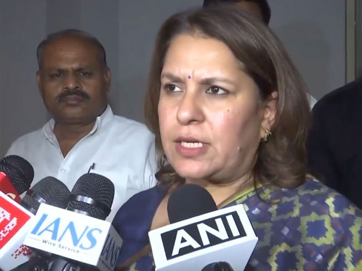 varthabharati's tweet image. "ಅತಿ ಕೆಳಮಟ್ಟದ ಭಾಷೆ ಬಳಕೆಗೆ ವಿಚಿತ್ರ ಸ್ಪರ್ಧೆ": ರಾಹುಲ್ ಗಾಂಧಿ ವಿರುದ್ಧ ಆಕ್ಷೇಪಾರ್ಹ ಹೇಳಿಕೆ ನೀಡಿದ ಬಿಜೆಪಿ ಸಂಸದೆ ಕಂಗನಾ ರಾಣಾವತ್‌ ವಿರುದ್ಧ ಸುಪ್ರಿಯಾ ಶ್ರಿನೇತ್ ವಾಗ್ದಾಳಿ

varthabharati.in/national/supri…
#SupriyaShrinate #KanganaRanaut #RahulGandhi