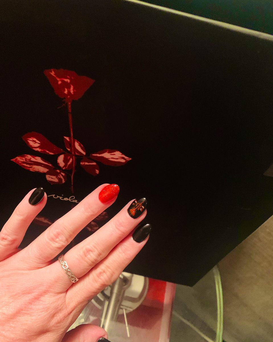 Karen Mode🌹 tweet media