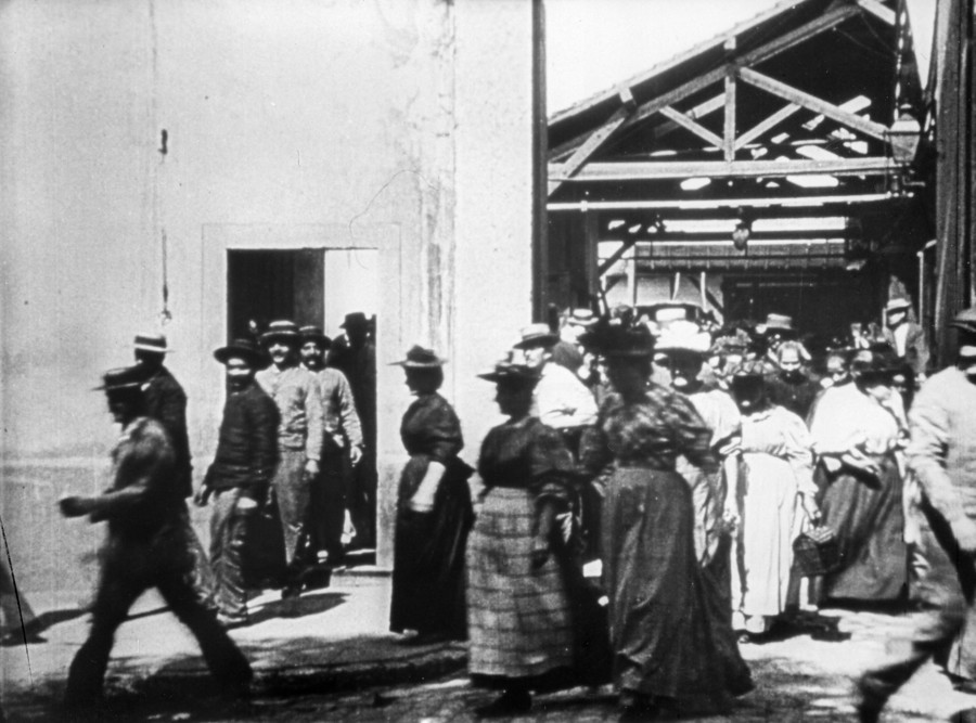 Roger-Viollet tweet media