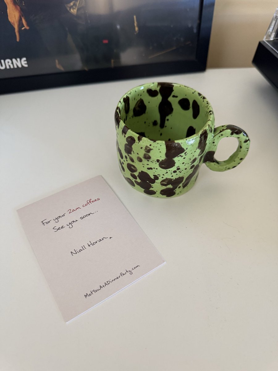 fineline_lrh's tweet photo. YOU GUYS!!!!! I JUST GOT A MUG!! Thank you so much @NiallOfficial!! I cannot wait to hear the new tunes!! 
#dinnerparty #NH4 https://t.co/bYcPQUaxhA
