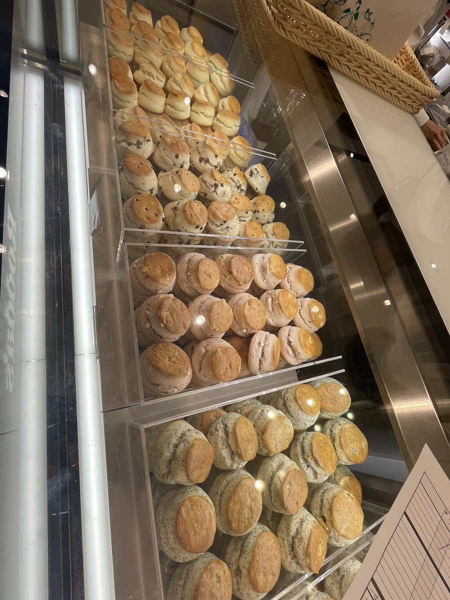 考完试了🙆‍♀️

奔着满分去的，结果错了一道题，98分￼￼😅

希望妈妈的努力能给家里那个考了14分的臭丫头做个榜样😩

平日下午，高岛屋的B1人山人海，买个司康都排队半小时。