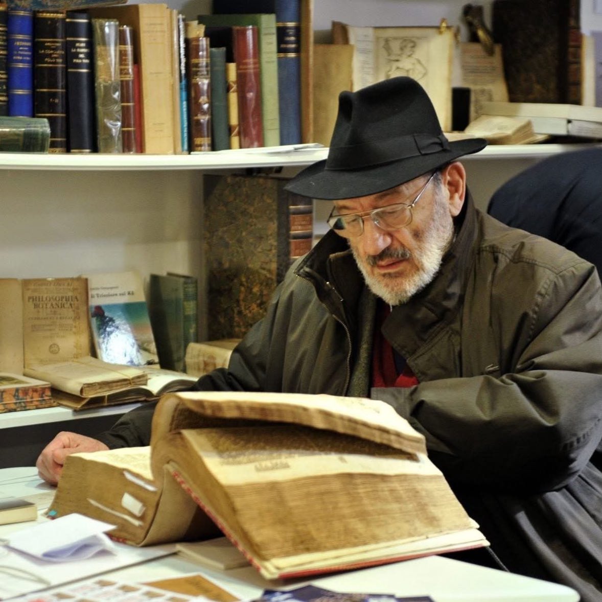 "Kitap okumayanların tek bir hayatı vardır, zavallılar: o da kendi hayatlarıdır."

Umberto Eco