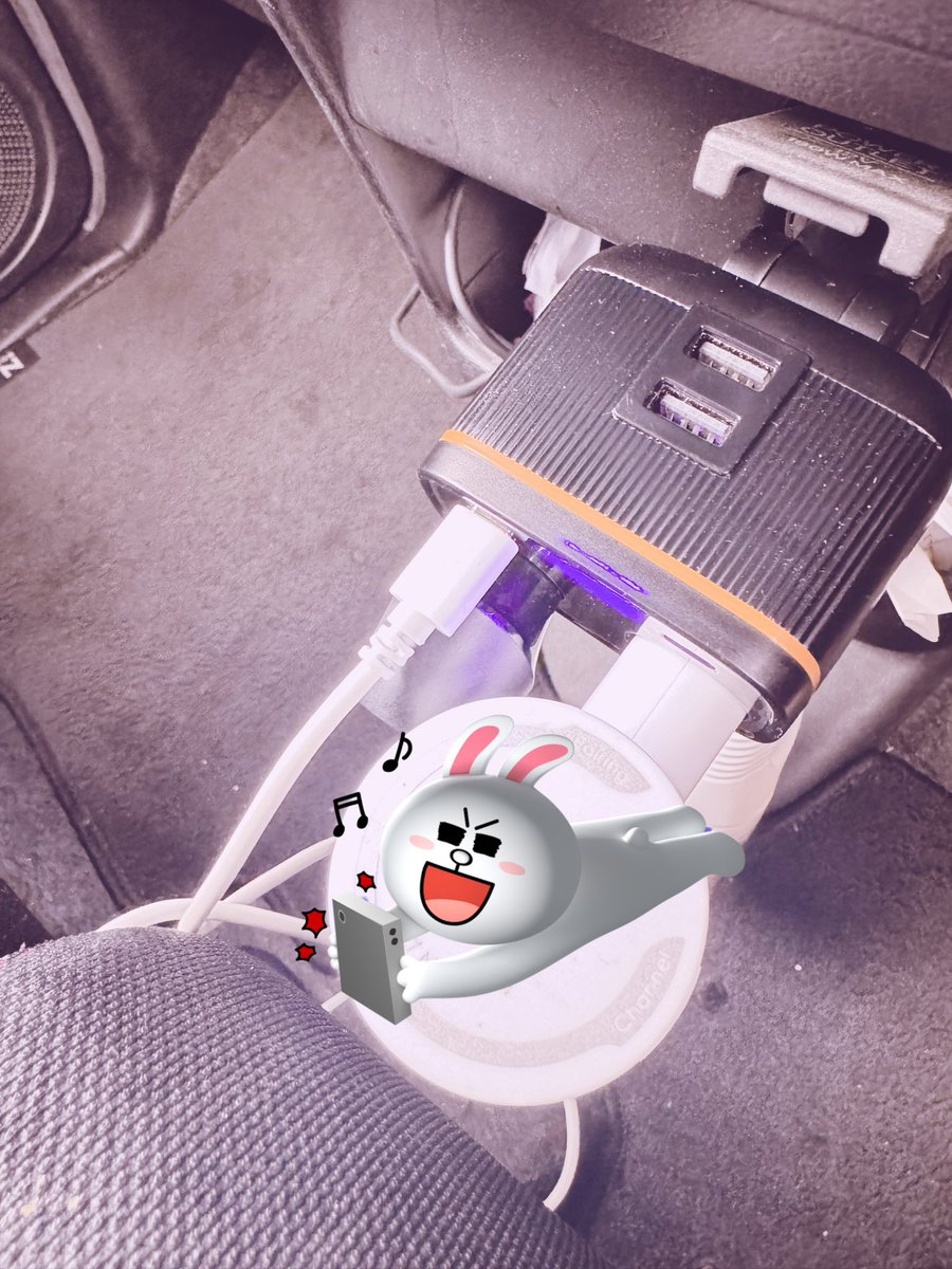 先日、車検のために
車内のあれこれを外したら
充電とかに使ってた
２口のシガーソケットのパーツが
無くなってしまって💦
新しいの購入✨
これで無事、FMトランスミッターも
復活して…快適🥳