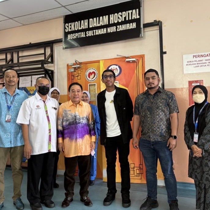 AdamAdli's tweet photo. Kelmarin, saya sempat berhubung dengan adik Nur Fatini Husna yang kini sedang menjalani rawatan Kanser Leukemia AML di Hospital Sultanah Nur Zahirah, Kuala Terengganu. 

Adik ini semangatnya luar biasa. Biar berbulan di katil hospital, Husna tidak pernah tinggalkan pelajarannya. Biar berat diuji malah sampai pernah diambil kesempatan, tetap tak putus asa. 

Di wad, dia berbicara dengan tenang. Sentiasa diulang impiannya yang cukup sederhana tapi besar maknanya untuk kembali sihat biar boleh ke sekolah dan belajar seperti biasa.

Pegawai Khas, Saudara Mohd Afiq telah diwakilkan untuk menyantuni keluarga serta meneliti bentuk bantuan yang boleh diusahakan, agar mereka tidak berdepan ujian ini sendirian. Selain saguhati tunai, kami turut usahakan keperluan peranti yang lebih sesuai untuk bantu pembelajarannya. 

Mohon kita semua terus menitipkan doa buat adik Husna dan sahabat-sahabatnya yang sedang menerima rawatan.

Buat keluarga En. Amer, semoga terus diberi kekuatan dan ketabahan.