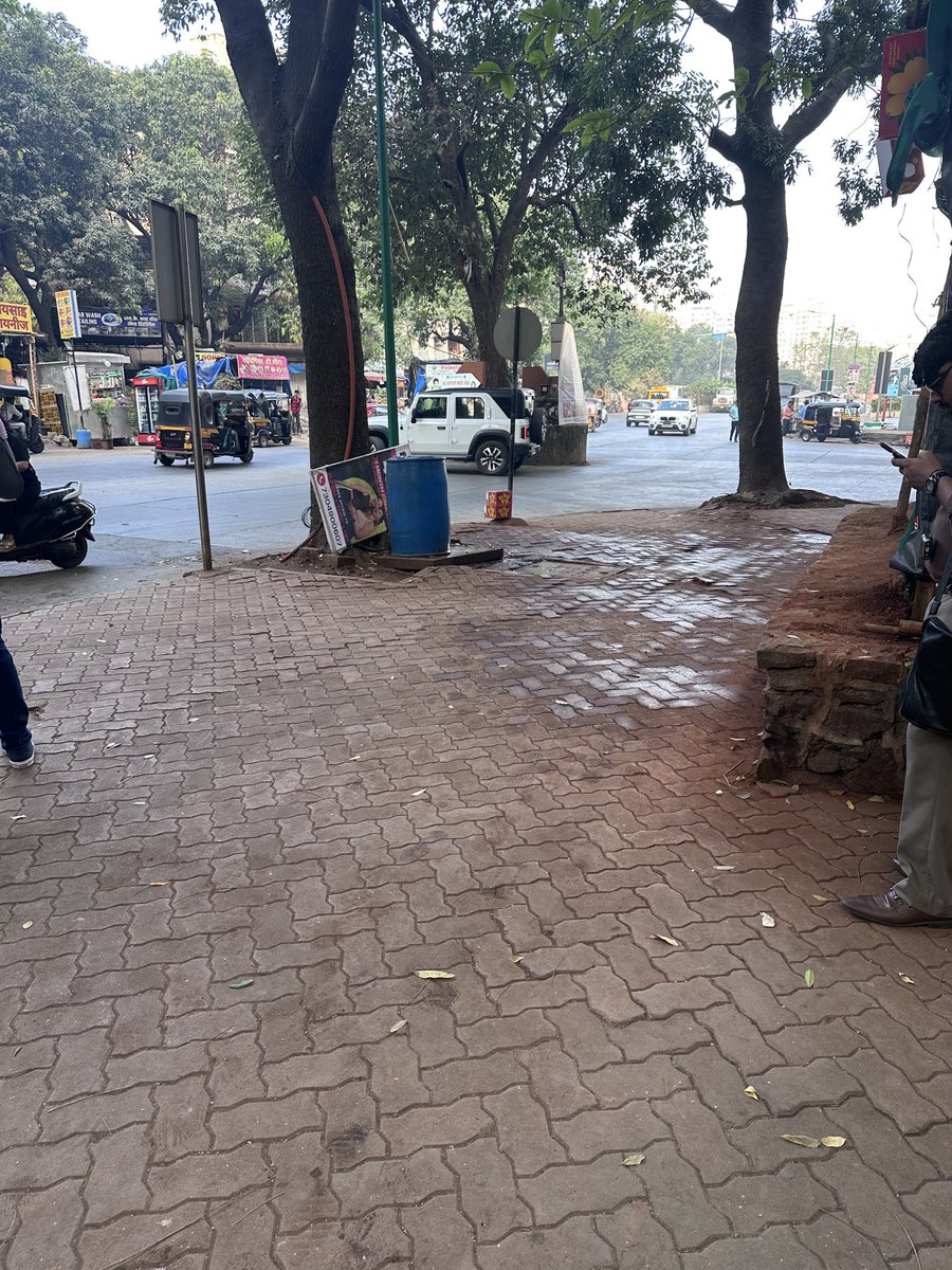 imsameer's tweet photo. @TMCaTweetAway @hiranandanigrp @N_Hiranandani @HOHExclusive
Kind Attention: The photographed place used to be a SENIOR CITIZEN sit-out place. This has been encroached upon by a Vada Pav &amp; Water Melon (seasonal) vendor. This is done at the behest of the local Neta/Goon. https://t.co/5HKsE9vHQK