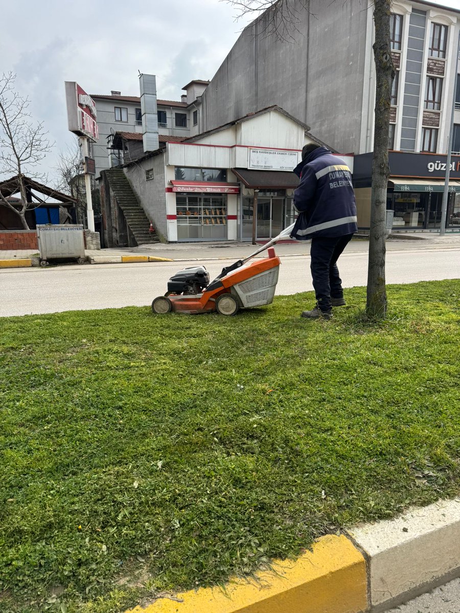 Ramazan Bayramı’nın yaklaşmasıyla birlikte ilçemiz Cumayeri’nde hazırlıklarımız tüm hızıyla devam ediyor. 
Cadde ve sokaklarımızda gerçekleştirilen kapsamlı temizlik çalışmalarının yanı sıra çevre düzenlemeleri titizlikle sürdürülüyor.