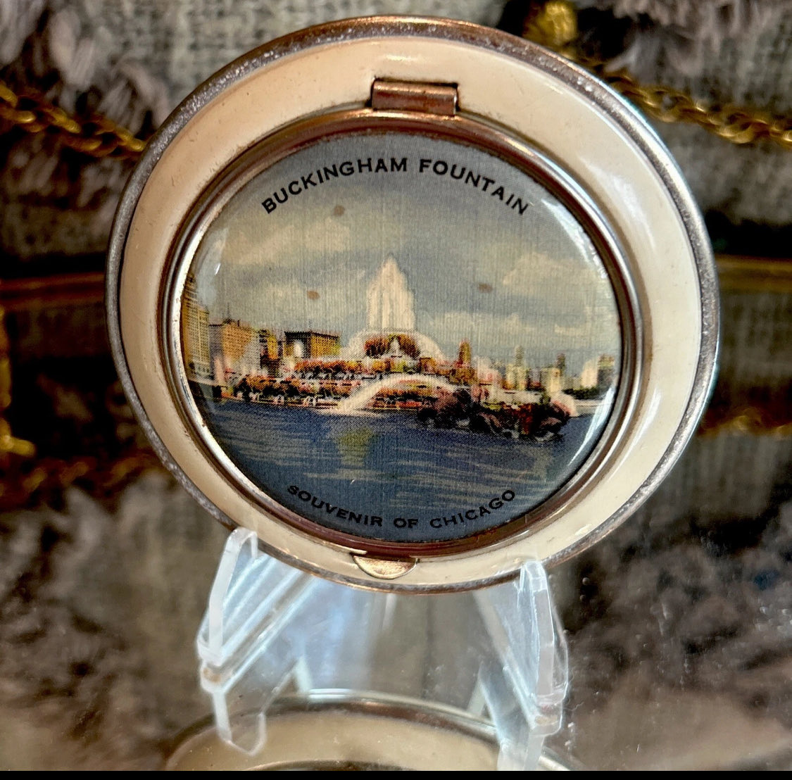 DARLINGXXDARLA's tweet photo. Vintage Buckingham Fountain Chicago Powder Compact Mirror Souvenir White Vanity https://t.co/LxgsY4rpmZ #eBay via @eBay #vintagecompact #powdercompact #chicagosouvenir #buckinghamfountain
#vintagevanity #compactcollector #vintagemakeup #vintagefinds
#travelmemorabilia #retro https://t.co/oQbniYvCxf