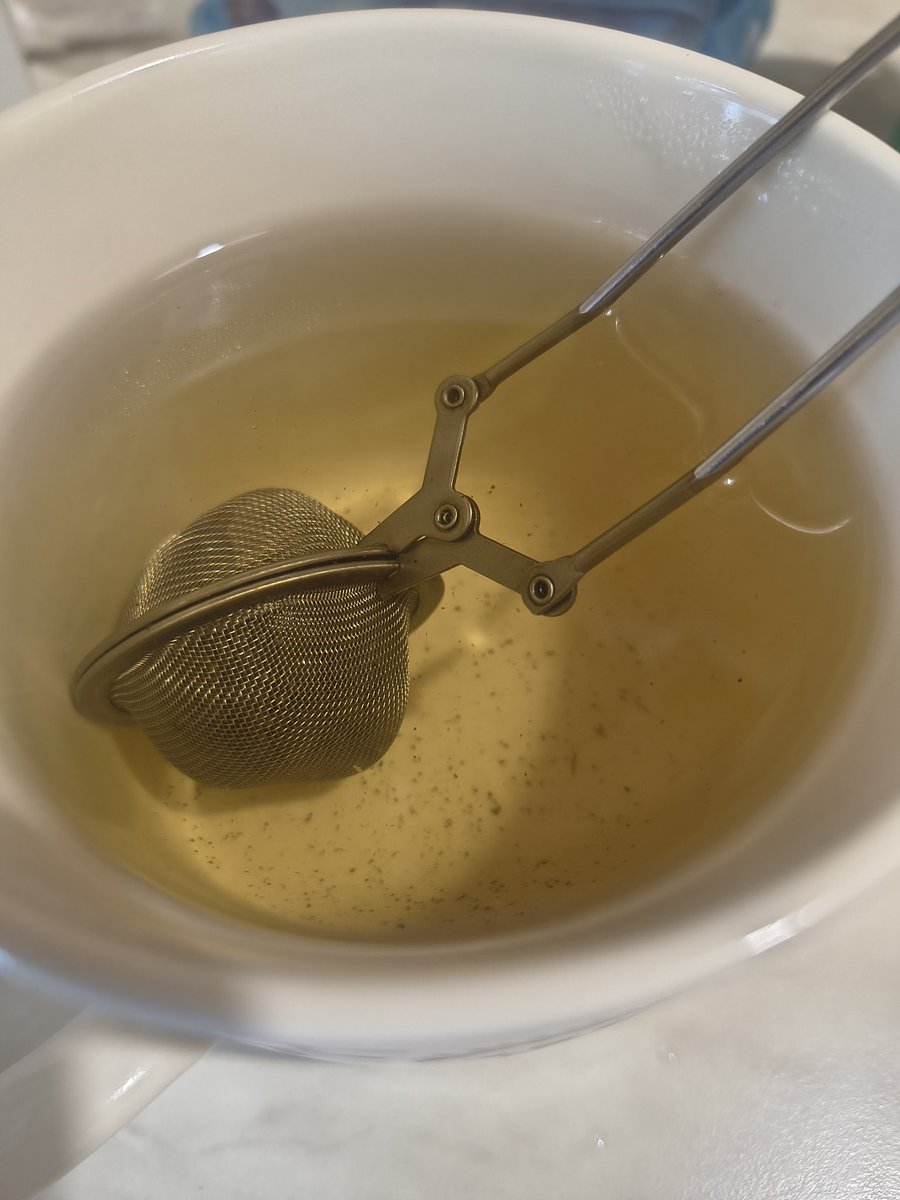 Лека Партийна Жена° tweet media