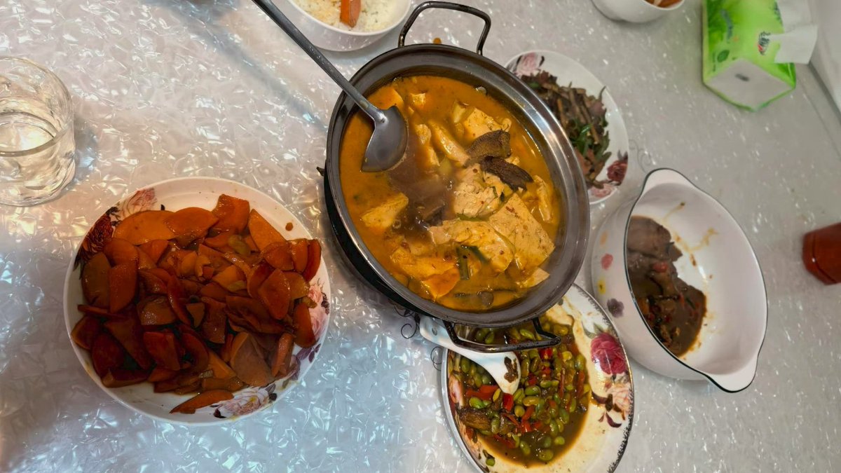 今天真有点怪怪的

我闺蜜那个软饭男朋友居然主动下厨做饭了

我刚睡醒就被一股香味给勾起来了，迷迷糊糊跑过去一看，竟然是他一个人在厨房忙活给我们做吃的

闺蜜还睡得死死的，她昨晚通宵到现在还没醒呢

我忍不住问他，今天咋这么勤快？以前不都是直接点外卖吗？无事献殷勤非奸即盗吧，是不是有啥事儿求我们啊？

结果他说不是，以前老麻烦你们俩，今天就做顿饭犒劳犒劳你们呗

我半信半疑地继续吃，心里还是有点别扭。闺蜜还在呼呼大睡，我跟她男朋友面对面坐一桌吃饭，那尴尬劲儿真的要命