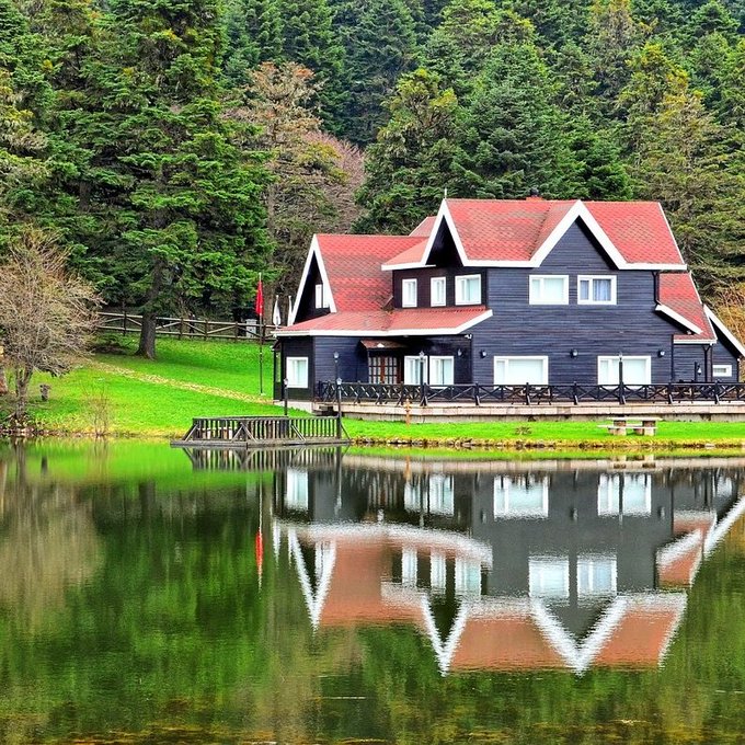 Resmi Gazete’de yayımlanan düzenlemeyle, milli park ve tabiat parklarında turistik tesis yapımına izin verilirken, kullanım süresi 99 yıla kadar uzatıldı.