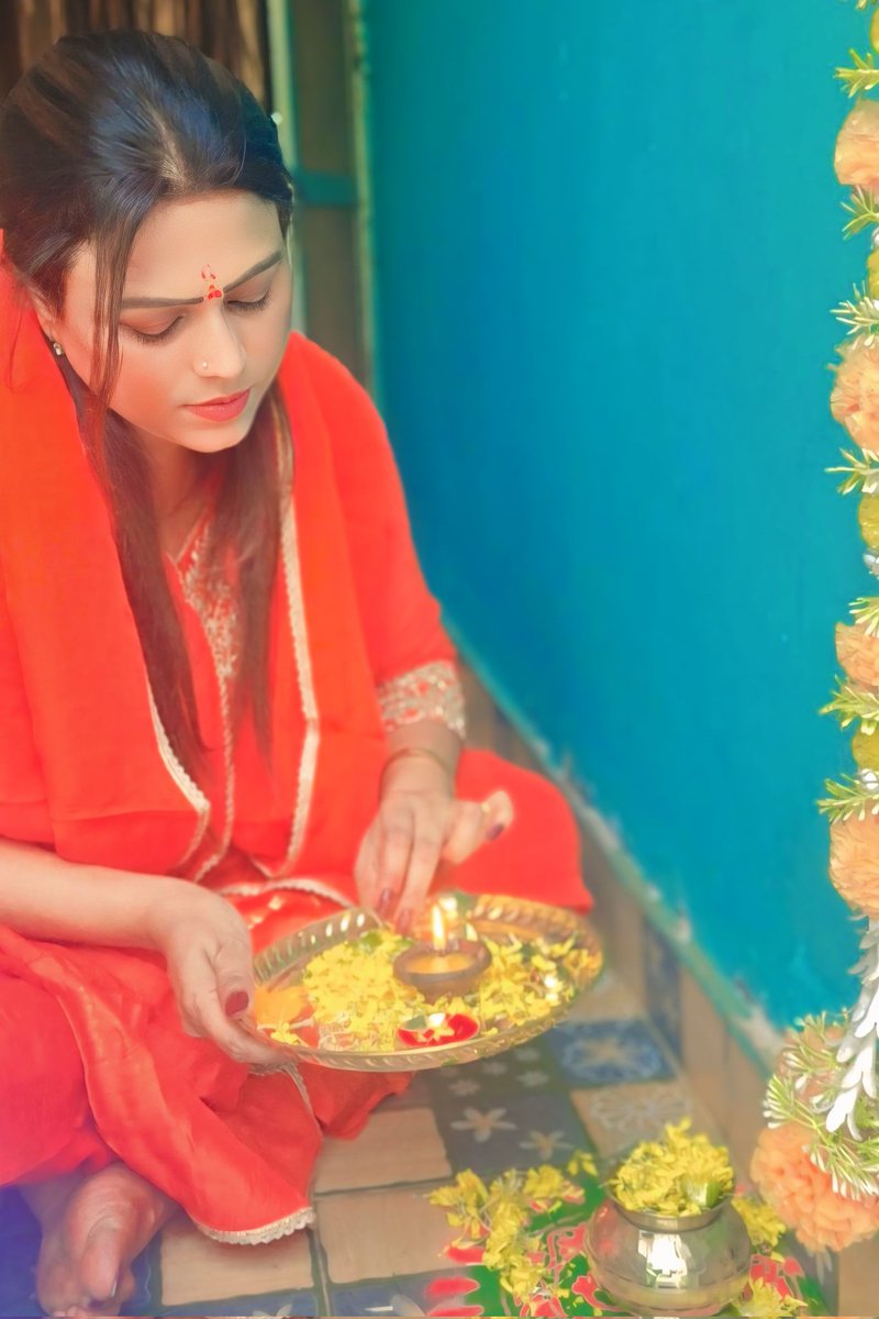 bjymNisha's tweet photo. वन्दे वाञ्छितलाभाय चन्द्रार्धकृतशेखराम्।
वृषारूढां शूलधरां शैलपुत्रीं यशस्विनीम्॥
जगज्जननी माँ दुर्गा की आराधना एवं उपासना के पावन पर्व 'चैत्र नवरात्रि' के प्रथम दिवस पर माँ शैलपुत्री सभी के जीवन में शक्ति, श्रद्धा और सकारात्मक ऊर्जा का संचार करें, उनसे यही प्रार्थना है।🙏🌺🙏 https://t.co/PnZ2yjLs5W