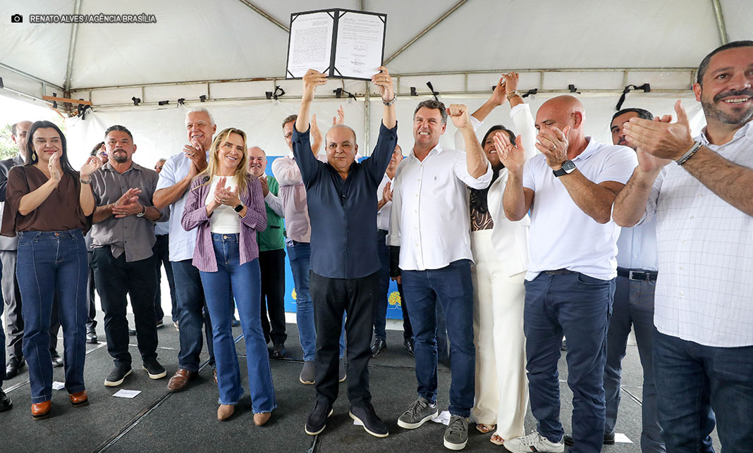 PDNewsBR's tweet image. Ibaneis Rocha assina termo que destina área em Brazlândia para construção de moradias sociais

#BRAZLâNDIA #CODHABDF #HABITAçãODEINTERESSESOCIAL #INTERESSESOCIAL #MORADIAS #TERRACAP #VILASãOJOSé