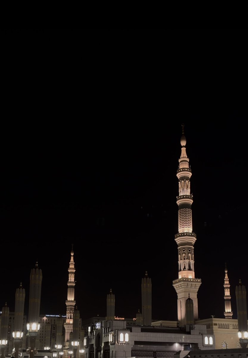 المدينة لا تُودّع… بل تُربّت على القلوب وهي تقول: عودوا 🤍

في المسجد النبوي،
حين ينهمر المطر مع آخر ليالي رمضان،
تشعر أن السماء تشارك الأرض حنينها،
وأن الدعوات التي ارتفعت تحت المآذن
تعود إلينا قطرات رحمة… لا وداعًا 🌧️