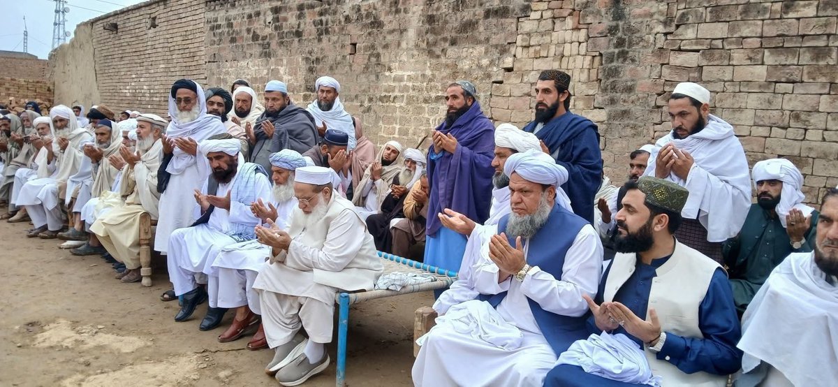 لکی مروت:صوبائی امیر سنیٹر مولانا عطاء الرحمٰن شیر مست کلہ آمد۔ مولانا جنید شہید کی فاتحہ خوانی کی۔

اللہ تعالی مرحوم کو جنت الفردوس میں اعلی مقام عطا فرمائے اور پسماندگان کو صبر جمیل عطا فرمائے آمین
#عبید_الرحمٰن_اباسین 
<a href="/AttaurRahmanJUI/">Maulana Atta ur Rahman</a>
#DefendersOfJUI #TeamJUIDIK