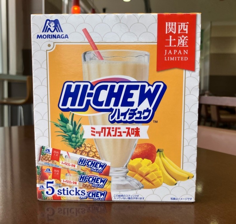 hex_pa_info's tweet photo. 【泉大津PA陸側お土産情報】
≪限定≫ 関西土産🍌🥭🍍
ハイチュウ「ミックスジュース味」
大阪名物“”ミックスジュース”の甘くて懐かしい味を再現しています!
1箱5本入りですので、友人やご家族とシェアして楽しんでくださいね♪
#阪神高速 #JAPANLIMITED #森永製菓㈱ https://t.co/1TaCB2bkqW
