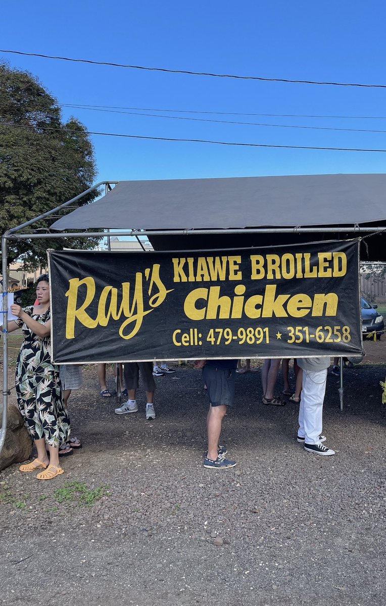 [하와이 25]

레이즈 훌리훌리 치킨
(Ray’s Kiawe Broiled Chicken)

노스쇼어의 할레이와 타운에 하와이식 통닭구이로 유명한 맛집으로 백종원의 스트리트 푸드 파이터 하와이편에 소게된 곳이기도 함

훌리(huli)가 ‘돌리다‘ 라는 뜻으로 큼직한 꼬챙이에 닭을 꽂아 계속 회전시키면서