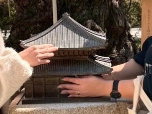 UniLeaf2's tweet photo. 【建長寺"さわる"模型】
目を閉じて、両手で模型を触ると
「見ている時より奥行きを感じる」
「見えない本殿を見ている気がした」

見る人も見えない人も、同じ模型を囲み、同じ手で、同じ建築を知る。
文化財の新しい鑑賞の形が始まっています。

この取り組みを全国へ！
次回お話会4/11   11:30〜 https://t.co/WY7nNhFt7y