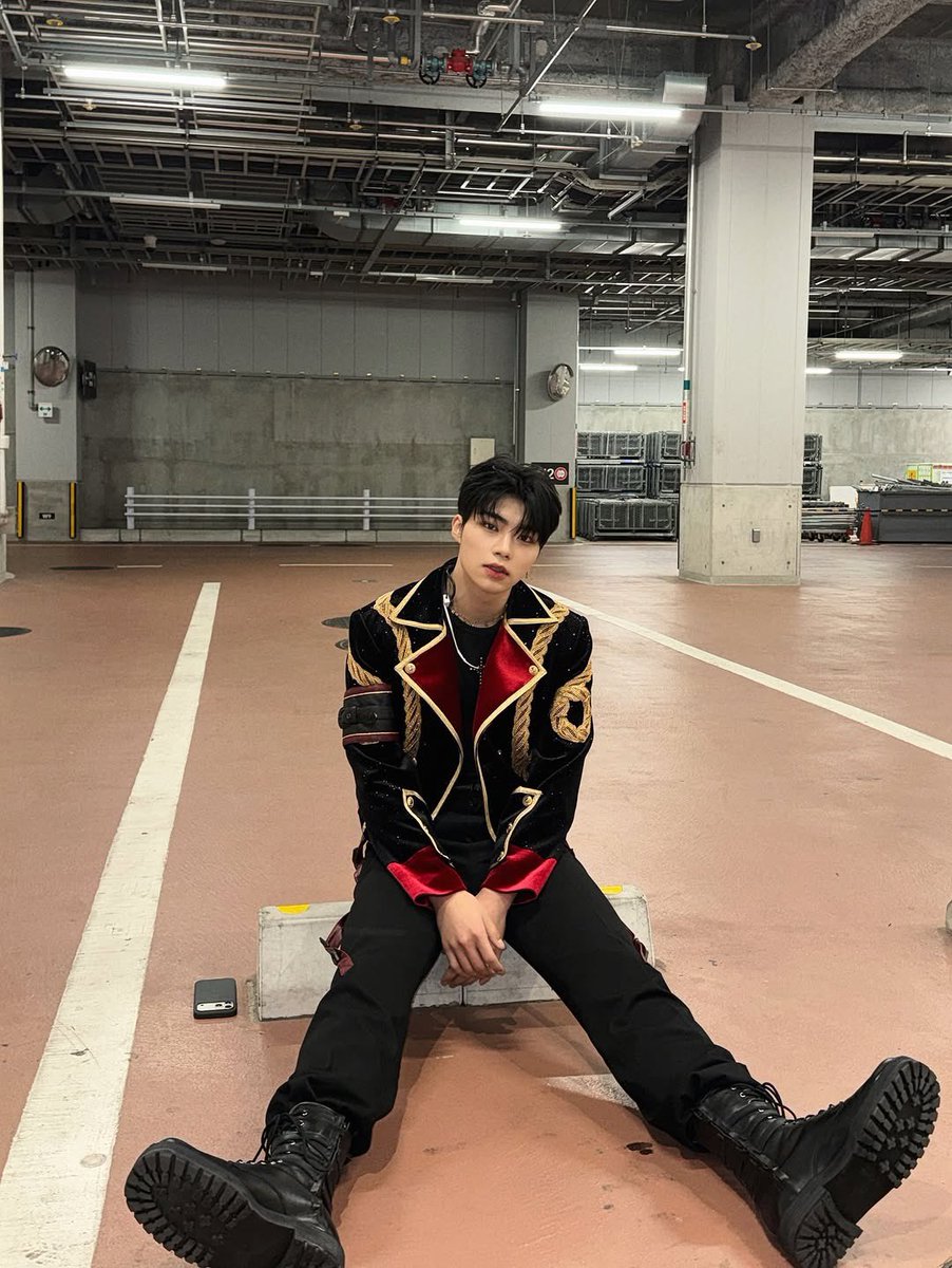 Concert days always carry this particular kind of electricity that I can never quite describe. Between the costume, the cold floor, and strangers capturing small moments of me, I realized that every single detail of today was something I’d want to remember forever.