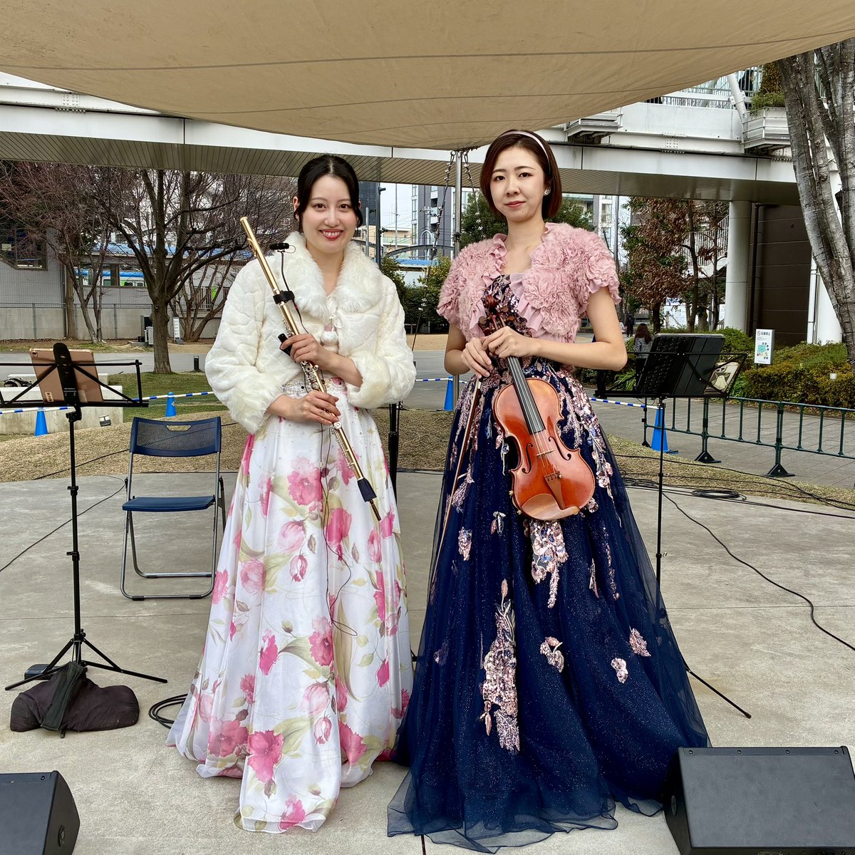 【イベント演奏】
Vnとお外でデュオ演奏🎻
ノリの良いお客様がたくさんで盛り上がりました！！✨
このあとりさこちゃんが風邪ひかなかったか心配です🤧

#フルート
#ヴァイオリン