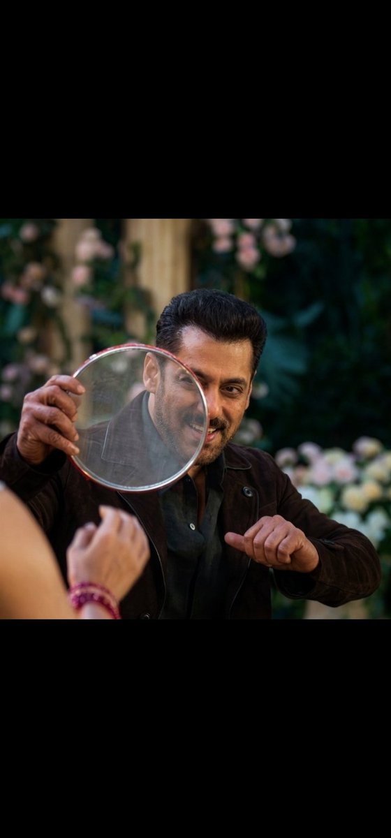 SKF_100001's tweet image. The aura is unmatched. ⚡️ Salman Khan showing everyone how it’s done. This isn't just a song, it’s a celebration! #SalmanKhan #Blockbuster"