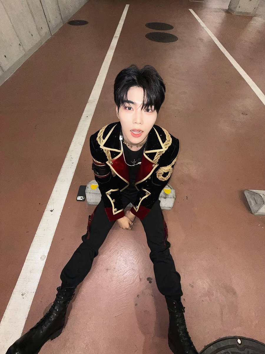 Backstage floors have seen quite a lot of me lately. I sat down, stretched my legs out, and just breathed for a moment. The hallway was long and quietly still, and somehow that stillness before everything begins always feels like the most honest part of the day.