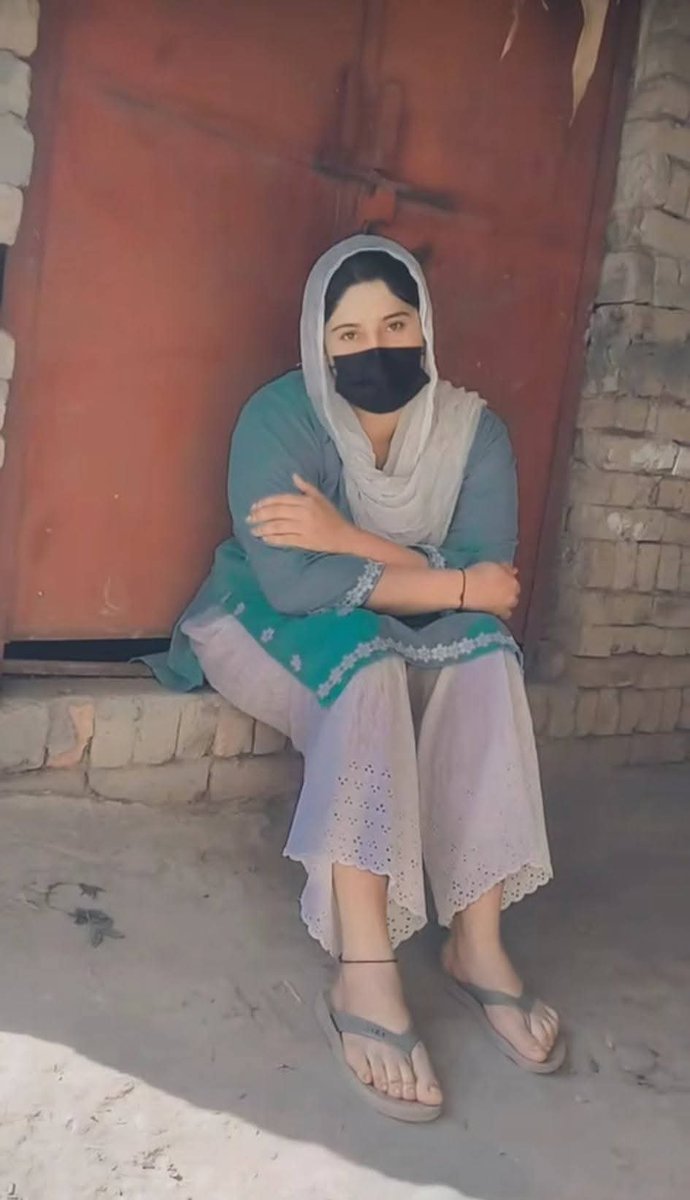 behan_bhai_69's tweet photo. جس ٹاپ نے پہلی دفعہ لی ہو باٹم اسکو کبھی نہیں بھولتا

میرے محلے کا حرامی ٹاپ عید کی چھٹیوں پر ایا ہوا ہے کل اپنے ڈیرے پر لے گیا اندر ڈال کے میرے موبائل سے بہن کا نمبر لےکے چیٹ کرنے لگ گیا۔ 
اب مجھے مسیج کررہا کہ چھوٹی سگی بہن کو بھی ڈیرے لے کر آؤ جوان ہو گئی ہے اب !
کیا کروں ؟ https://t.co/kTrQuMsAYu