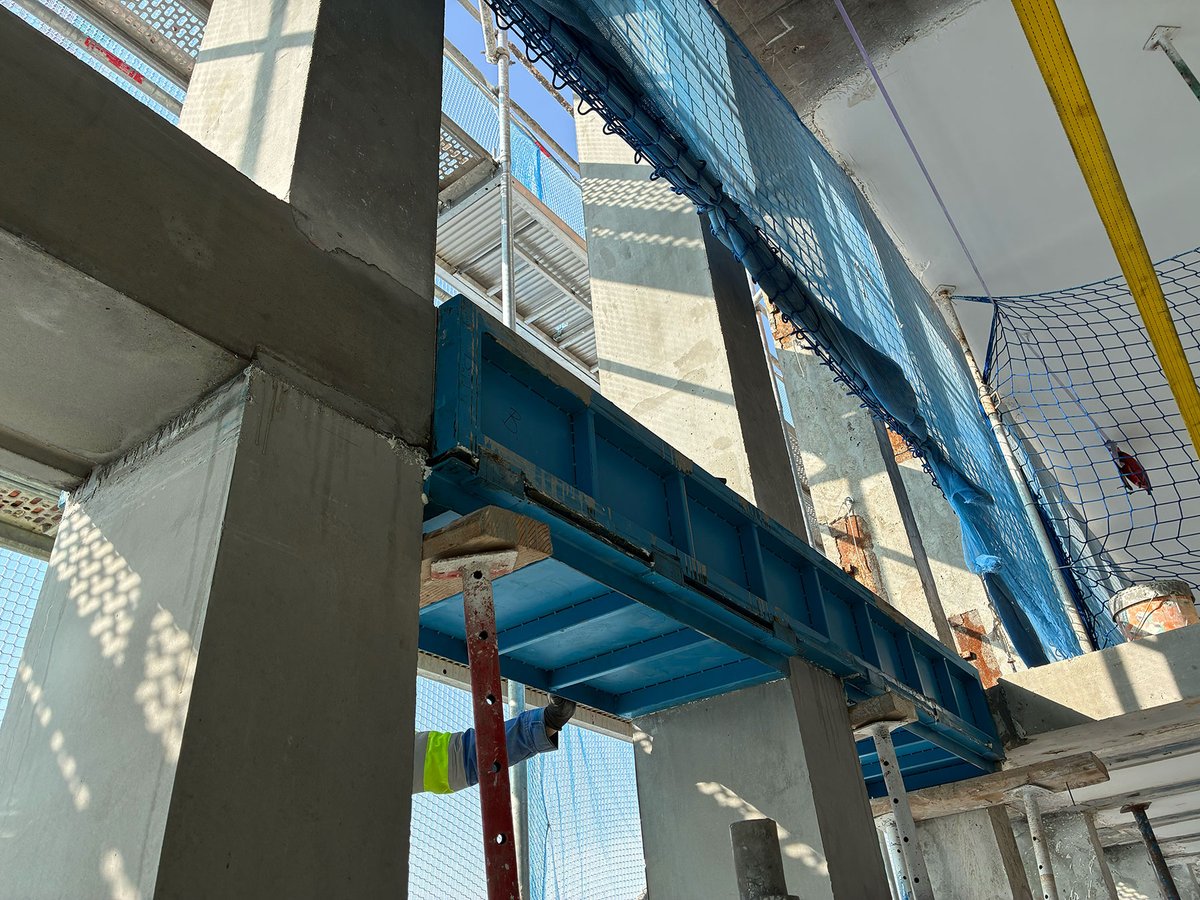 _Betazul_'s tweet photo. En un edificio emblemático de oficinas de Madrid, estamos finalizando la obra de recrecido de pilares vistos de fachada de doble altura.

- Aquí puedes ver más obras nuestras: https://t.co/7lVOocL1nL

#estructuras #reparación #refuerzo #rehabilitación https://t.co/AGZtnKVwR1