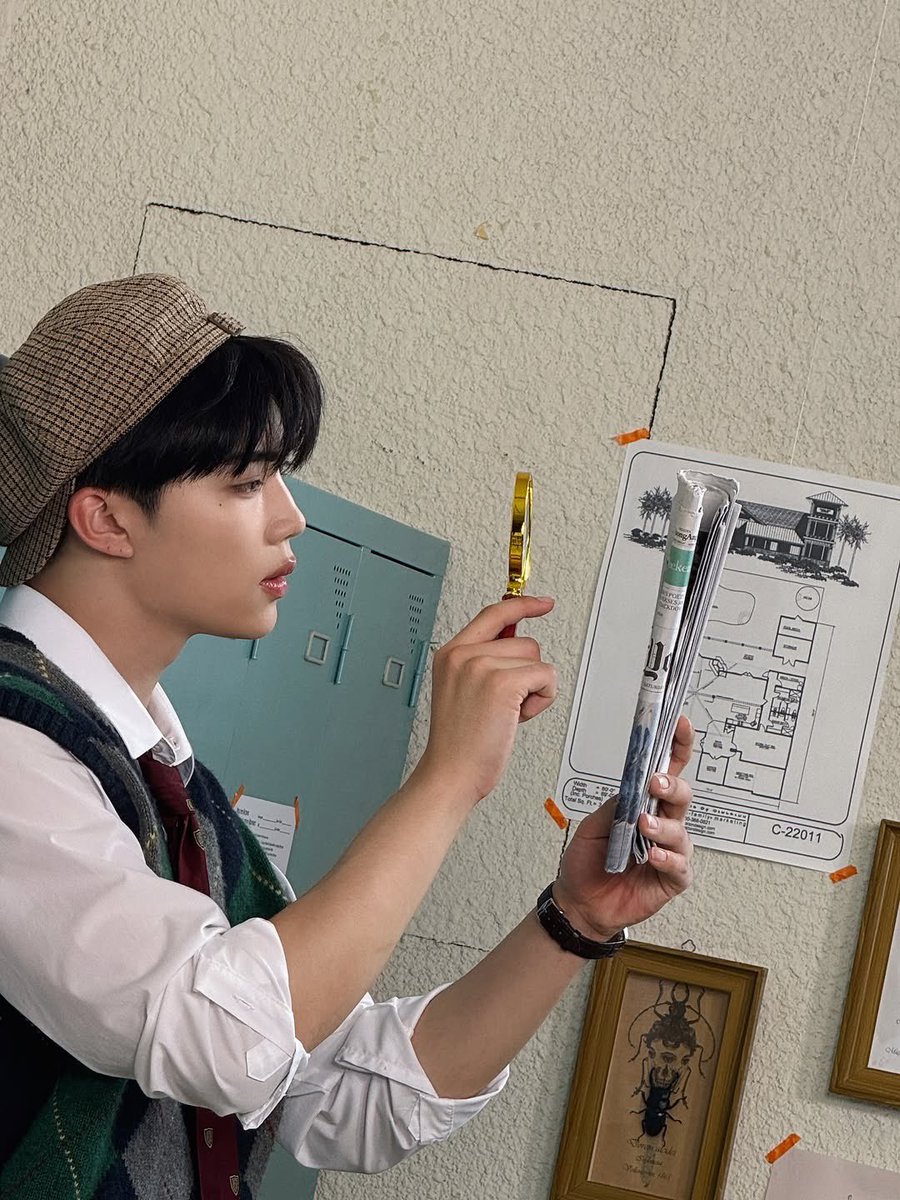 Held the magnifying glass up like I actually knew what I was looking for. Tweed cap, argyle vest, a rolled newspaper in hand. Somewhere between a detective novel and a fever dream. I decided to just lean into the character fully.