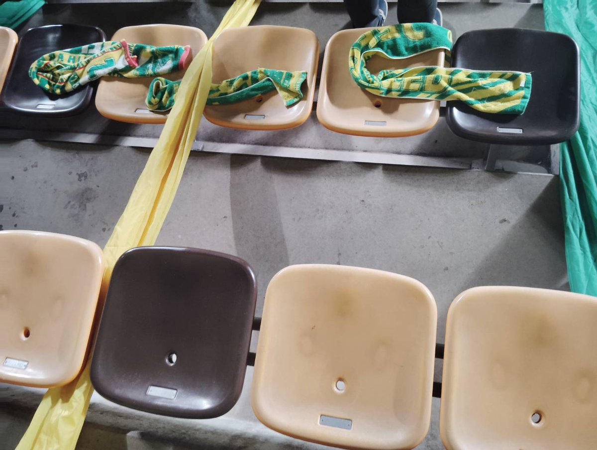King61729612's tweet photo. 試合に負けたよりも悔しいよ…
優先入場で入ってスグに過度な場所取りしてる所があったから
スタッフに荷物を退かして座らせてほしいと伝えた…
20分の待機が終わるまで待ちますとスタッフに言われ…
20分待機ルールを守らない人が悪いと伝えると https://t.co/RgoWhNzL6L