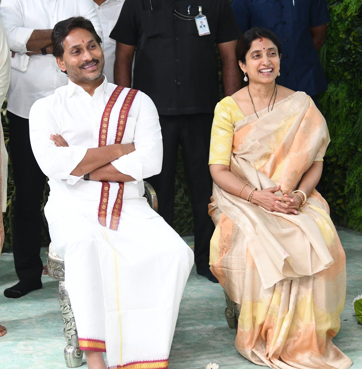 DrPradeepChinta's tweet photo. అన్నయ్య, వదినమ్మ🥰🥰
#ugadi2026 #HappUgadi 
@ysjagan @YSRCParty https://t.co/Fx96QYZcRB
