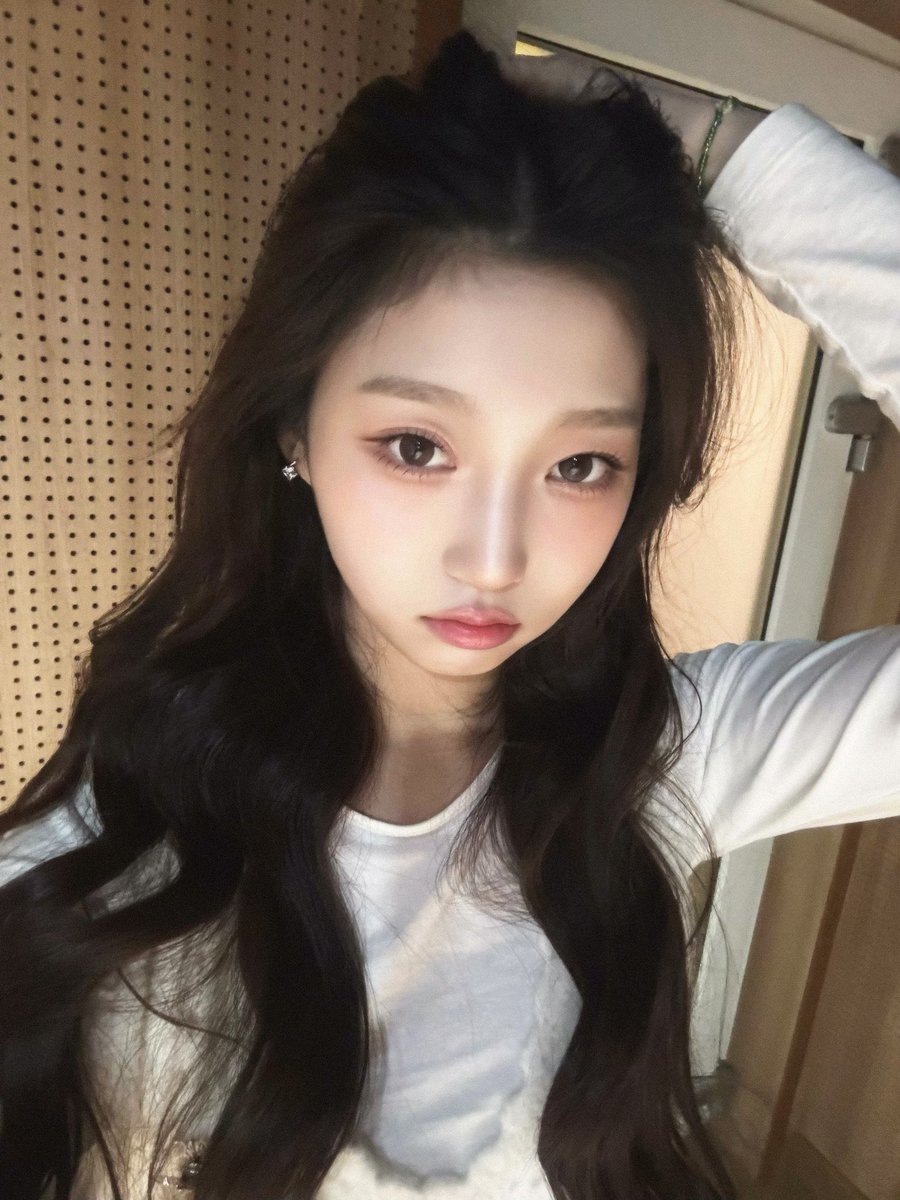 아니 로아기 지금도 이렇게 예쁜데 20대되고 어른티나면 어뜨카지 모든 사람들 다 넘어갈것같음,,