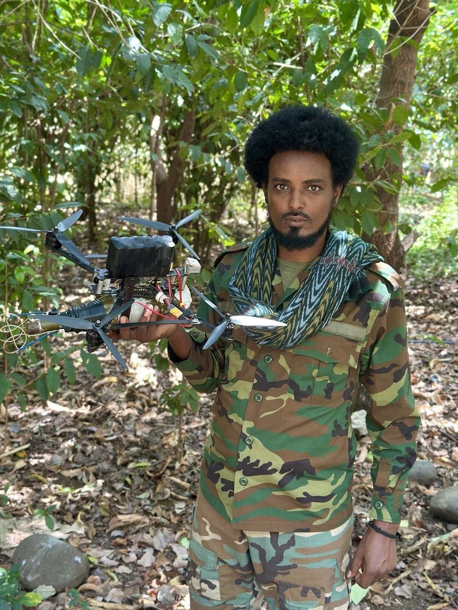 Ras__Naty's tweet photo. ሰኒ የፒፒ ሰላይ እደሆነች ማስረጃ

ፋኖዎችን ወዳጅ መስላ ቀርባ የጦር ሚስጥር ለፒፒ ስትሰጥ ነበር።ቃልበቃል "F1 የሚጥል ትንሽ የአማዞን ድሮን" ብላ ዛሬ ፋኖዎች ይፋ ያወጡትን ወታደራዊ ሚስጥን ከወራት በፊት ለፒፒ መረጃውን ሰጥታ ነበር። @SenaitSenay https://t.co/TgnDIEvgas