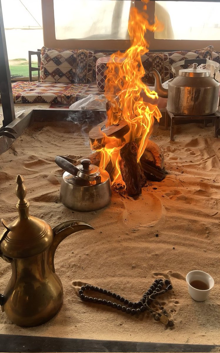 طلعت من وسـط المصـايب بحكمـه
 الضربـه الـلي ما تهزك تقـويـك

 واخـترت مـن نصـح المحبين كلمـه
 لا تلتفـت صوب اللذي مـايساويـك

 امسـح مراسيل المنافـق ورقمـه
 واطـوي ملفـه قبـل م الهم يطـويـك

 وابعـد عن العـايب ولا تذكـر إسمـه
 وارسم عـلى درب المعـزه خطـاويـك