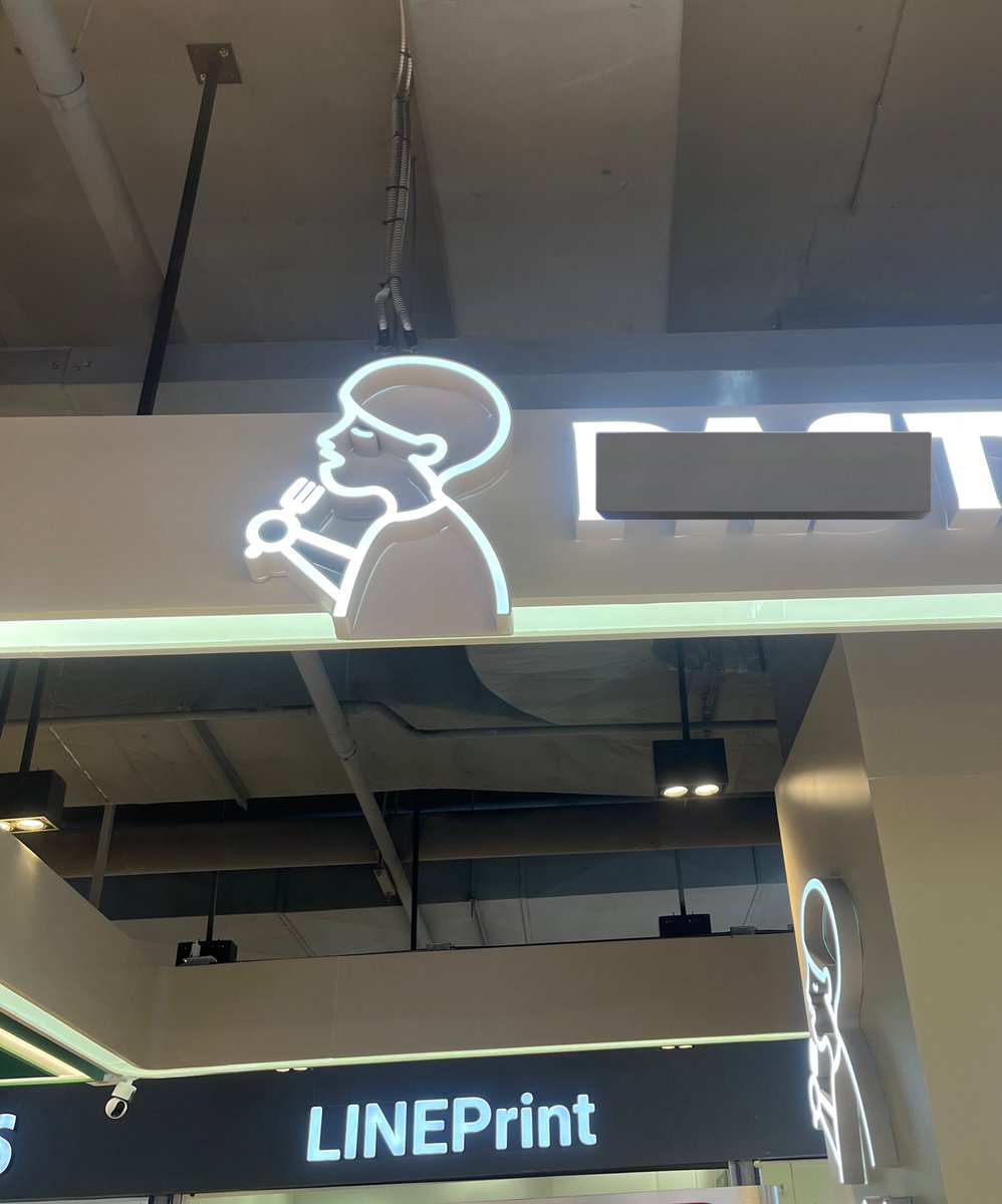 ยอมรับว่าตอนแรกเกือบกรี๊ด นึกว่าจะได้กินชาองุ่นชีสแบบปังๆ แต่หือ??? ทำไมแก้วชามันเป็นส้อมวะ