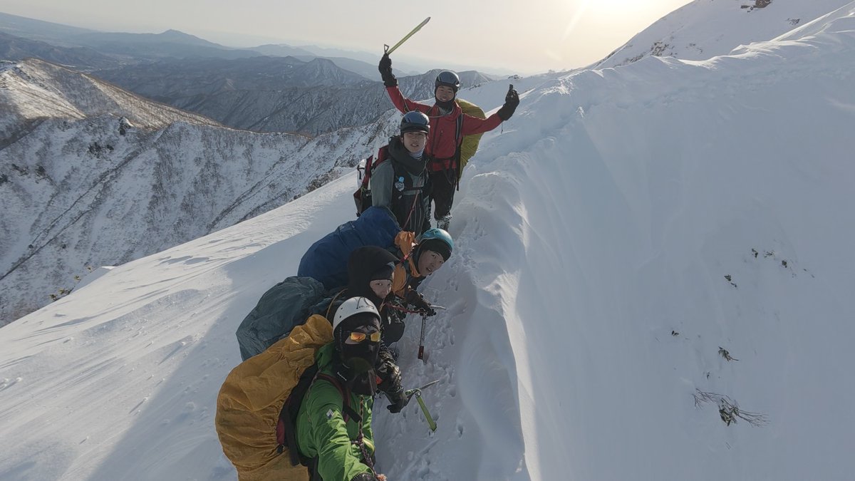 UT_Tusac's tweet photo. 【山行紹介】 12/13,14_初冬合宿＠谷川岳西黒尾根（雪山登山）
これから始まる厳冬期に向けて、雪崩捜索訓練など、様々な訓練をしました。しょーとう厳しかったです。
詳細はこちら→https://t.co/NHDnwnKCI7
#春から東大 #東大オリ2026 #登山 #TUSAC https://t.co/1O5pJjZjGq
