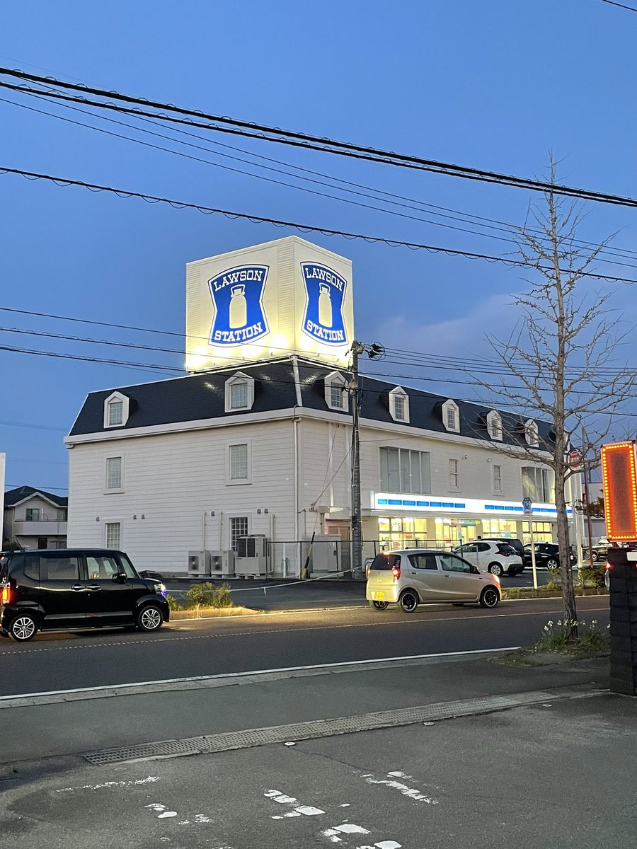 tetsuya13952's tweet photo. 地元のローソン🏪
・
普段、素通りしてたけど、めちゃくちゃでかい建物のローソン😳
・
写真では分かりにくいと思うけど、看板と建物が特大です！
・
#競輪選手　#競輪場　#コンビニ
#日常の風景　#ローソン https://t.co/y0XqOY29N0