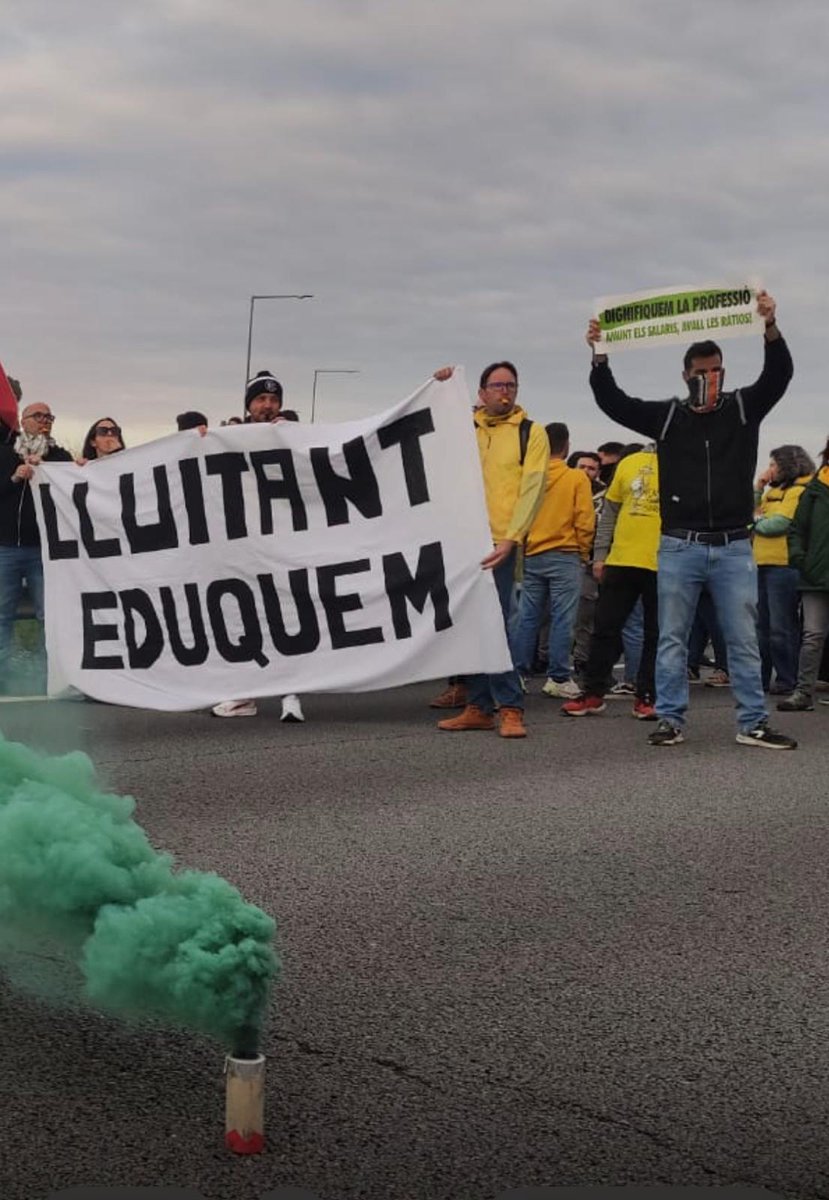 USTECSTEs's tweet photo. 🔥TALL de la C58 a SABADELL🔥

Continuem aturant Catalunya!
🚕   🚙   🚌   🚓   🚚   🚛   🚙   🚜  🚜  🚕

INFO: https://t.co/Fsm4qY5ps9

#20MDesbordemBCN 
#VagaEducativa 
#DignifiquemLaProfessió https://t.co/xFLOB9Atm3