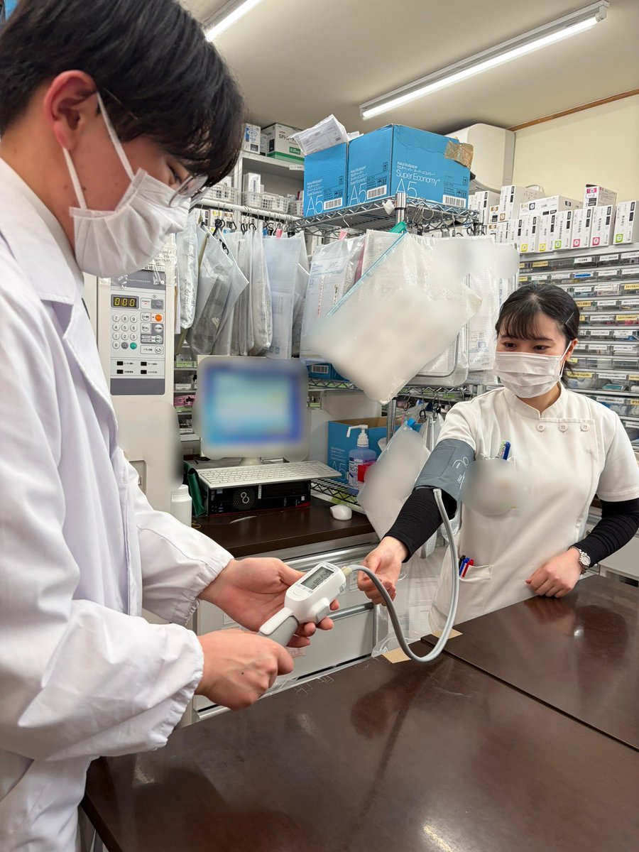 Cent_Pharm1033's tweet photo. 【薬局はカルテを見れず多職種と連携するイメ���ジができない】そう思う薬学生さんもいらっしゃると思います🥼でも実際の在宅医療では、リアルタイムで多職種と情報共有しながら、患者さん宅を訪問します🏠血圧測定も薬の効果を評価するための大切な根拠になります。体験型見学会が好評です。つづく https://t.co/QoJnD7OVmr