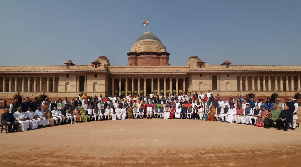 MPsOfIndia's tweet photo. All Rajya Sabha Members with Hon Vice-President Shri C P Radhakrishnan and Hon Prime Minister Shri Narendra Modi in one frame.

@CPR_VP @narendramodi @rajyasabhatv

@AmitShah @RahulGandhi @yadavakhilesh @SanjayJhaBihar https://t.co/kuZV3BOgxg