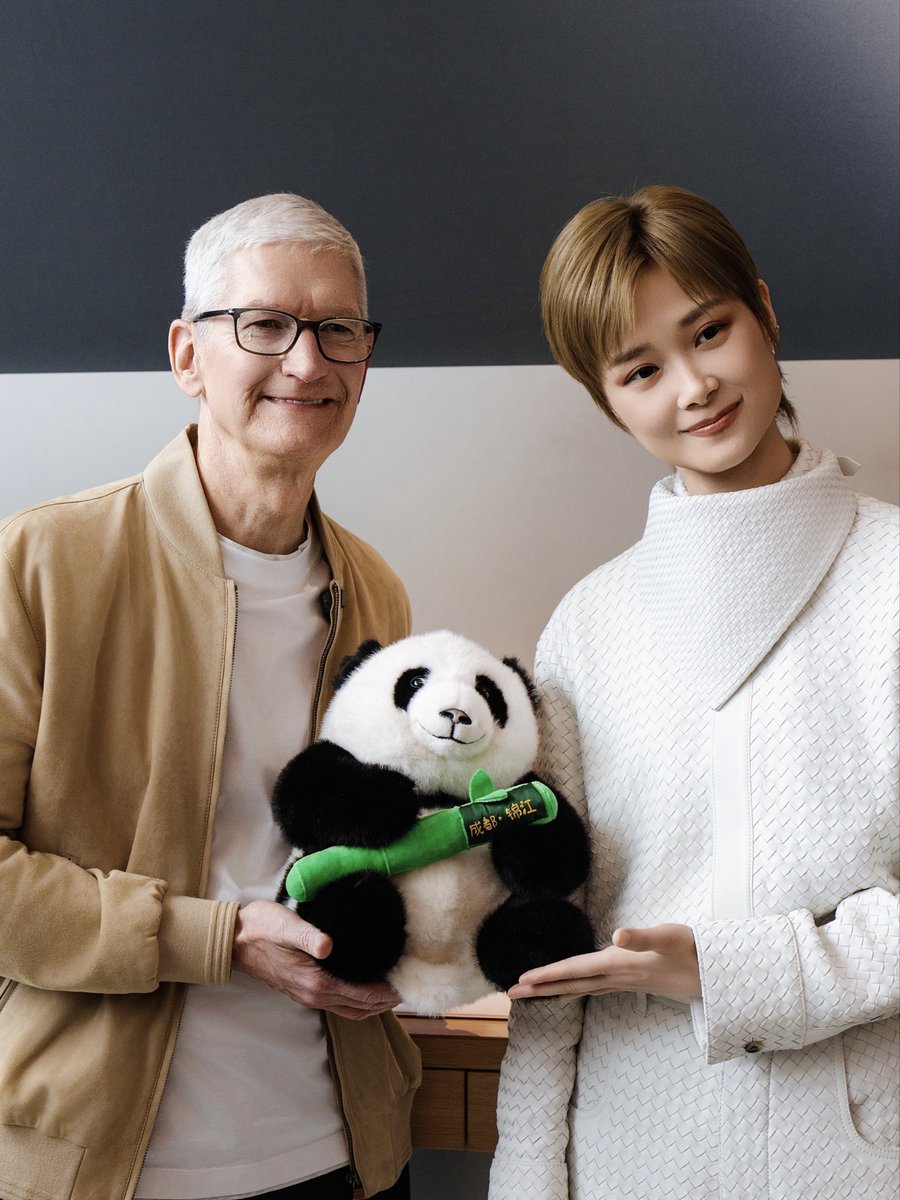 BridgingNews_'s tweet image. #TimCook made an unannounced appearance at an #Apple store in Chengdu Taikoo Li on March 18, attending a 50th anniversary event.

In an interview a day prior, Cook denied retirement rumor saying he cannot imagine life without Apple.

📷: @Chengdu_China