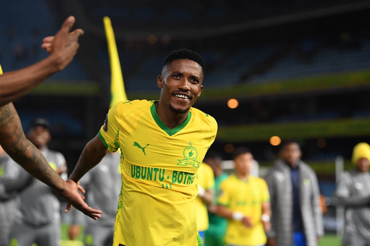 Mamelodi Sundowns coach Miguel Cardoso has revealed what has pleasantly surprised him about Monnapule Saleng 👆

"Saleng is a player that we are discovering day by day, and we try to make him understand what we also want from him," Cardoso said. 

"This week, for example, I put