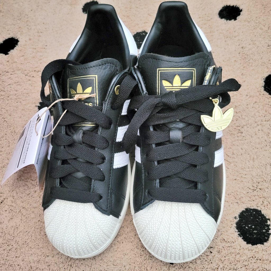 meri08011730's tweet photo. えへ…えへへ
自分にご褒美第2弾
買っちゃった🎶
#adidas #SUPERSTARII
#風くん #推しでは無いけど可愛かったから買っちゃった
#adidasで買ってたけど在庫無しでキャンセルになった泣 #悔しかったから探しまくって定価でGET #転売ヤーからは買ってません https://t.co/K5TtkClKHv