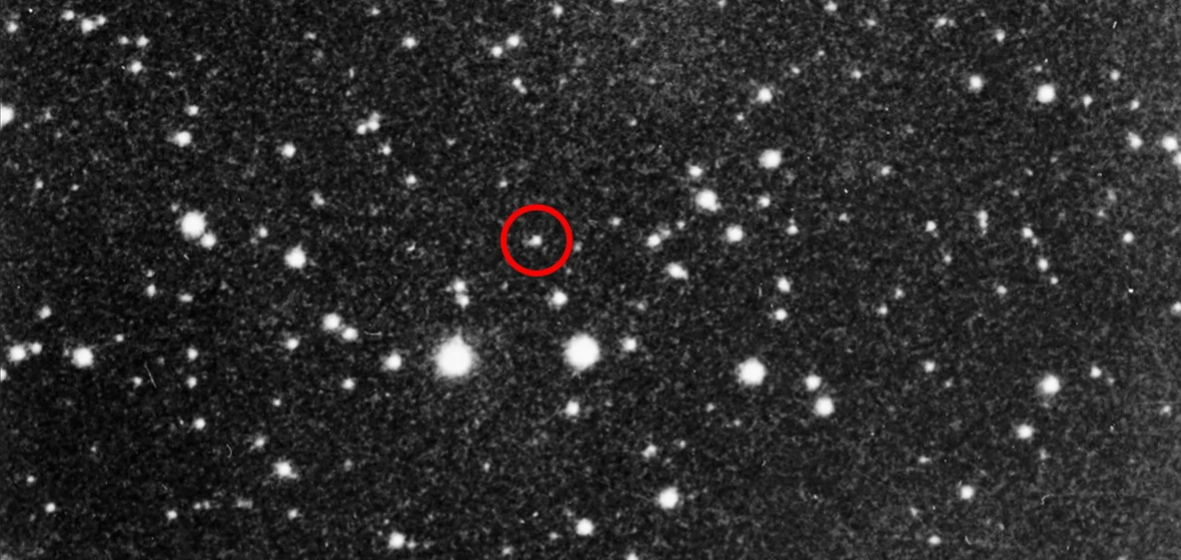 mariobianchi18's tweet image. Il #19marzo 1915 all'Osservatorio Lowell, Arizona, c'è la prima fotografia di #Plutone. Ma solo nel 1930, una volta scoperto, ci si accorgerà di aver ripreso il pianeta 15 anni prima. Poi negli anni '70 si discuterà su come classificarlo: pianeta, pianeta minore o pianeta nano?