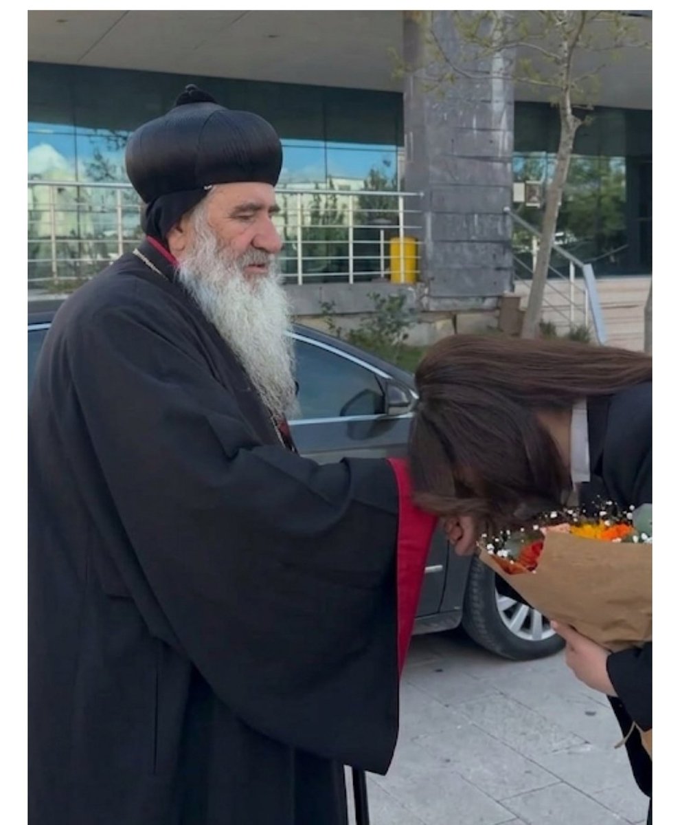 BismilMedya's tweet photo. DEM Partili Şırnak/İdil Belediye Başkanı Türkan Kayır, kendisini ziyarete giden Başpiskopos Melke Ürek’in elini öptü. https://t.co/rXHj9NtmrJ