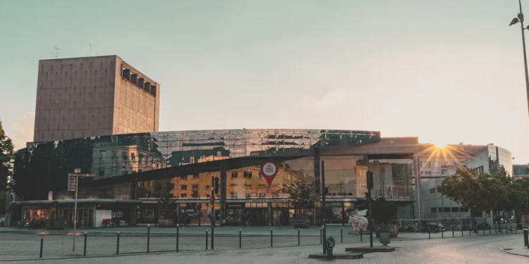 hautsdefrance's tweet image. 🎉 La Maison de la Culture d’#Amiens fête ses 60 ans !

🎂 Du 19 au 21 mars, 3 jours de fête et d’émotions vous attendent en #hautsdefrance !

📢 Au programme, des concerts, des créations, des expos et des rencontres.

➕ d’infos 👉 hautsdefrance.fr/la-maison-de-l…