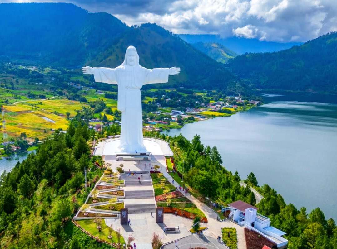Terpujilah Yesus Kristus Tuhan, Sang Raja kemuliaan kekal.